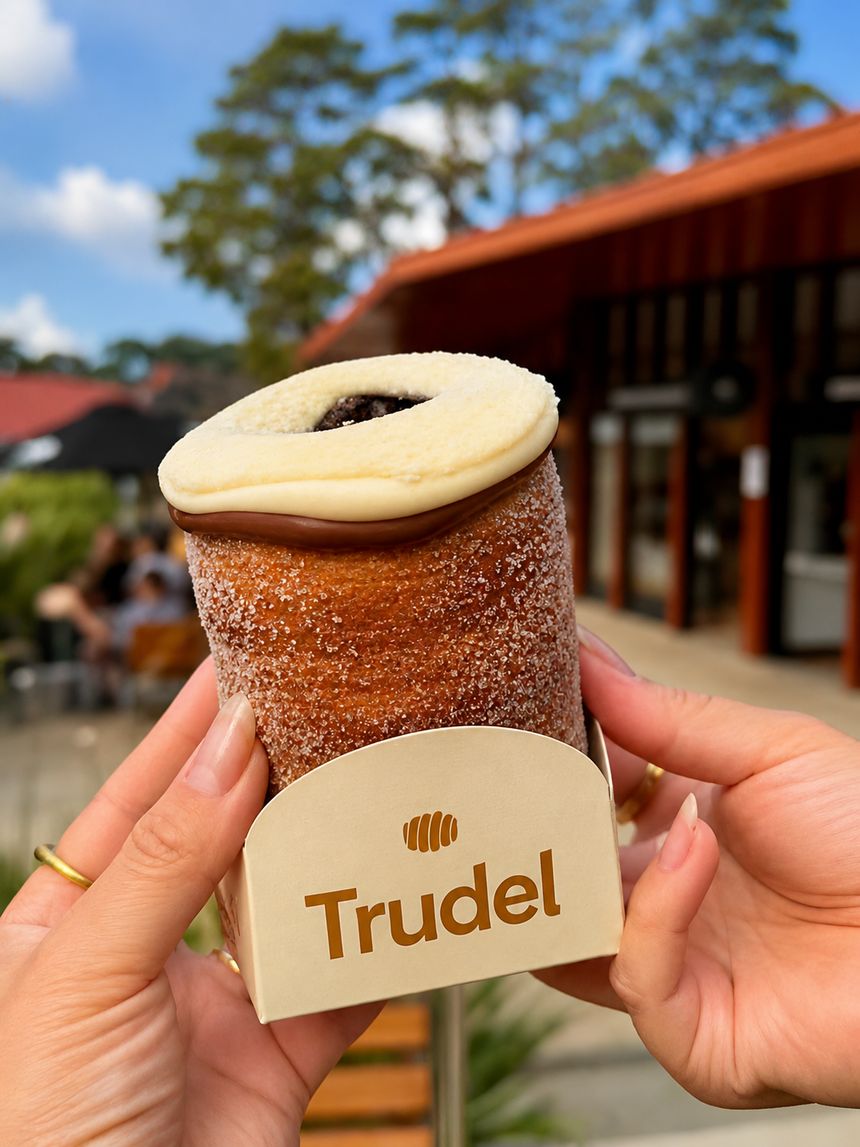 Trudel segurado na mão, com rua de serra ao fundo