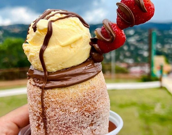 Trudel com sorvete, calda de chocolate e espeto de morango
