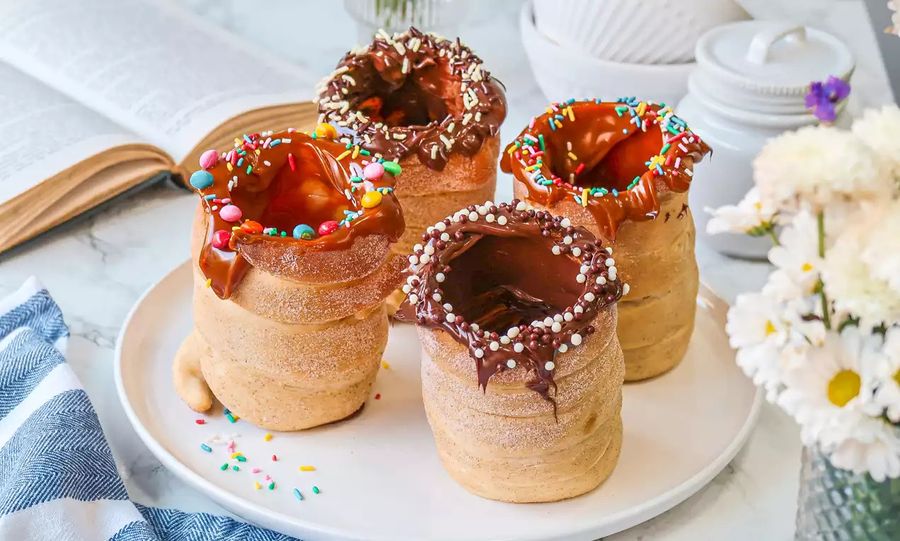 Trudels decorados com chocolate e confeitos